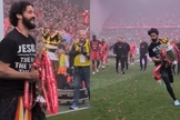 O goleiro do Liverpool comemorou o título vestindo uma mensagem evangelística. (Foto: Reprodução/Instagram/Liverpool/Instagram/Alisson Becker).