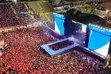 Público se reúne na Praça da Apoteose, no Sambódromo. (Captura de tela/YouTube/Silas Malafaia Oficial)