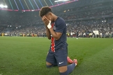Désiré Doué e Senny Mayulu oraram de joelhos no campo. (Foto: Reprodução/YouTube/SBT Sports). 