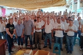 Os presidiários com as Bíblias na prisão. (Foto: Reprodução/Mission Cry)