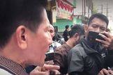 O pastor Herri Soesanto se opõe ao tratamento brusco durante o fechamento da igreja em Jombang. (Captura de tela/YouTube)