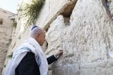 O primeiro-ministro israelense Netanyahu coloca pedido no Muro das Lamentações: "... Um leão se levanta". (Foto: Divulgação/Gabinete PM Israel)