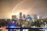 Israel é atacado pelo Irã, após atingir instalações nucleares iranianas. (Captura de tela/YouTube/KTLA 5)