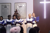 Coral durante apresentação de louvor em Igreja cristã na China. (Foto: Reprodução/ChinaAid)