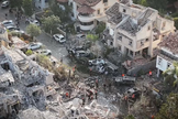 A localidade ficou destruída após a queda do míssil. (Foto: Reprodução/CBN News)