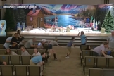 Membros da igreja correm enquanto um atirador abre fogo do lado de fora da CrossPointe Community Church. (Captura de tela/YouTube/NBC News)