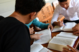 Cristãos estudando a Bíblia na China. (Foto: Ilustração/Portas Abertas)