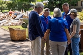 Integrantes da Associação Evangelística Billy Graham oram com sobrevivente da enchente no Texas. (Foto: Associação Billy Graham)