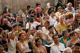 Evangélicos de uma igreja cubana erguem suas Bíblias durante o culto. (Foto: IMB)