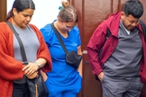 Membros da igreja e a equipe médica orando na clínica. (Foto: Reprodução/IMB)