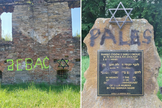 A palavra “PALESTINA” e a Estrela de Davi foram pichadas com tinta preta no memorial. (Fotos: Facebook/Jacek Koszczan)