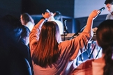 Jovens adorando Jesus. (Foto: Ilustração/Unsplash/Ethan Kowalski)