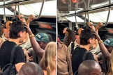 O evangelista orando pelo rapaz no metrô. (Foto: Reprodução/Instagram/Symphorien Bambi)