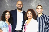 John Boore e a família. (Foto: Reprodução/AG News)