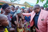 O governador do estado de Plateau, Caleb Manasseh Mutfwang, visitou a região atingida pelo ataque aos cristãos. (Foto: X/Plateau State Directorate of Press)