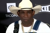 Deion Sanders em entrevista coletiva. (Captura de tela/YouTube/ESPN College Football)