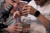 O exemplar impermeável pode ser submerso ou mantido úmido. (Foto: Reprodução/YouTube/Huesos Secos Podcast).
