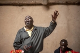 Um pastor Bafumbira ora durante um culto na Igreja Batista Ntamutindi em Kisoro, na República Democrática do Congo. (Foto ilustrativa: IMB)