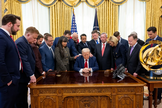 O presidente Donald Trump se une a líderes religiosos em oração. (Foto: The White House)