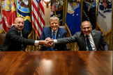 Donald Trump com Ilham Aliyev (à esq.) do Azerbaijão e Nikol Pashinyan da Armênia. (Foto: The White House)