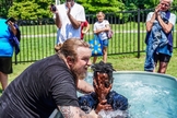 O pastor Richard Pope batizando um novo convertido. (Foto: Reprodução/Baptist Press)