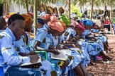 Líderes de várias aldeias aprenderam a ensinar a Bíblia na República Democrática do Congo. (Foto: Reprodução/Samaritan's Purse)