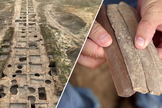 Arqueólogos mostram detalhes das lâminas e fábrica no sul de Israel. (Foto: Autoridade de Antiguidades de Israel)