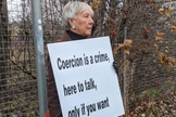 Rose Docherty, 75 anos, segura um cartaz com mensagem pró-vida nas proximidades de uma clínica de aborto. (Foto: ADF International)