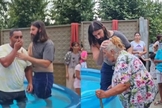 Os evangelistas David Ramirez e Enoque batizaram os novos convertidos em uma piscina. (Foto: Reprodução/Instagram/David Ramirez).