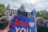 Marcha reuniu milhares de pessoas nas ruas de Belfast. (Foto: Instagram/marchforjesusireland)
