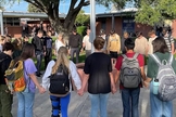 Os jovens evangelizando na comunidade. (Foto: Reprodução/AG News)