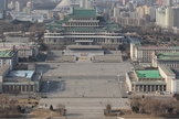 A Praça Kim Il-Sung, hoje palco de desfiles militares, antes abrigava casas de missionários e eventos religiosos. (Foto: Wikipedia)