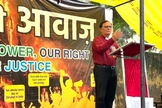 O Rev. Richard Howell discursa em manifestação contra a perseguição a cristãos em Nova Délhi. (Foto: Morning Star News)