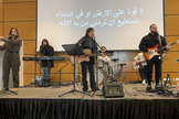 Jovens ministram louvor na comunidade batista árabe em Caná, Israel. (Foto: Canna Baptist Church)