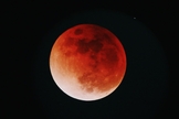 O próximo fenômeno da lua de sangue ocorrerá na noite de 7 de setembro de 2025. (Foto: Unsplash/ Yu Kato)