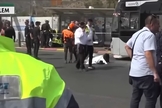 Equipes de segurança e emergência atuam em Ramot Junction, em Jerusalém, após ataque terrorista contra ônibus. (Captura de tela/YouTube/Fox News).