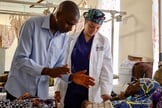Equipe médica orando por paciente. (Foto: Reprodução/Samaritan's Purse)