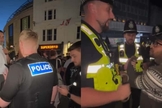Três pregadores foram detidos e notificados pela polícia em Brighton. (Foto: Reprodução/Instagram/Ollie Sabatelli/Reprodução/Instagram/Jesse Samuel Ngoma).