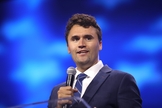 Charlie Kirk em uma conferência da Turning Point USA em 2023. (Foto: Wikimedia Commons/Gage Skidmore)