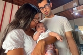Os pais Aryston e Adrielle com a filha. (Foto: Reprodução/TV TEM).