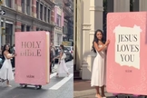 Maria Alejandra Diaz exibiu uma Bíblia rosa gigante pelas ruas de Nova York. (Foto: Reprodução/Instagram/Maria Alejandra Diaz).