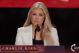 Erika Kirk durante seu discurso no funeral de Charlie Kirk, em Glendale, Arizona. (Captura de tela/YouTube/Turning Point USA)