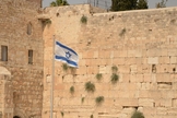 Bandeira de Israel em destaque no Muro das Lamentações. (Foto: Pexels)
