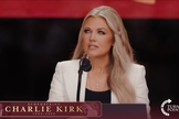Erika Kirk durante seu discurso no funeral de Charlie Kirk, em Glendale, Arizona. (Captura de tela/YouTube/Turning Point USA)