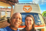 Roberta e Eliel Marins, do Projeto Kombíblia. (Foto: Projeto Kombíblia)