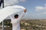 Joel Engel durante oração na fronteira entre Israel e Gaza. (Foto: Ministério Engel)