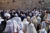 Milhares de judeus participaram da cerimônia de bênção sacerdotal no Muro das Lamentações. (Foto: Reprodução/YouTube/The Holy Land, by Zahi Shaked).