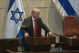 Donald Trump discursa no Knesset em um momento histórico, durante a cerimônia de retorno dos reféns israelenses. (Captura de tela/YouTube/White House)