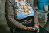Juanita com a Bíblia em áudio nas mãos. (Foto: Reprodução/Global Christian Relief)
