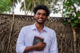 Sibi foi transformado por Deus. (Foto: Bible League International).